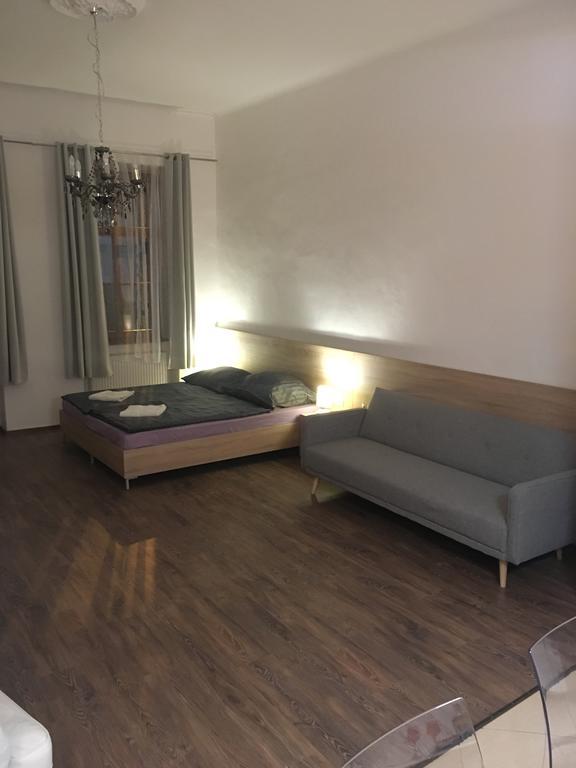 Designholz Studio Apartman Hotel Győr Esterno foto