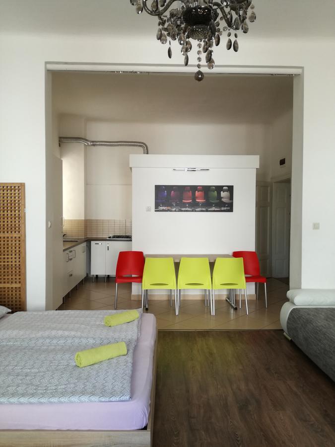 Designholz Studio Apartman Hotel Győr Esterno foto